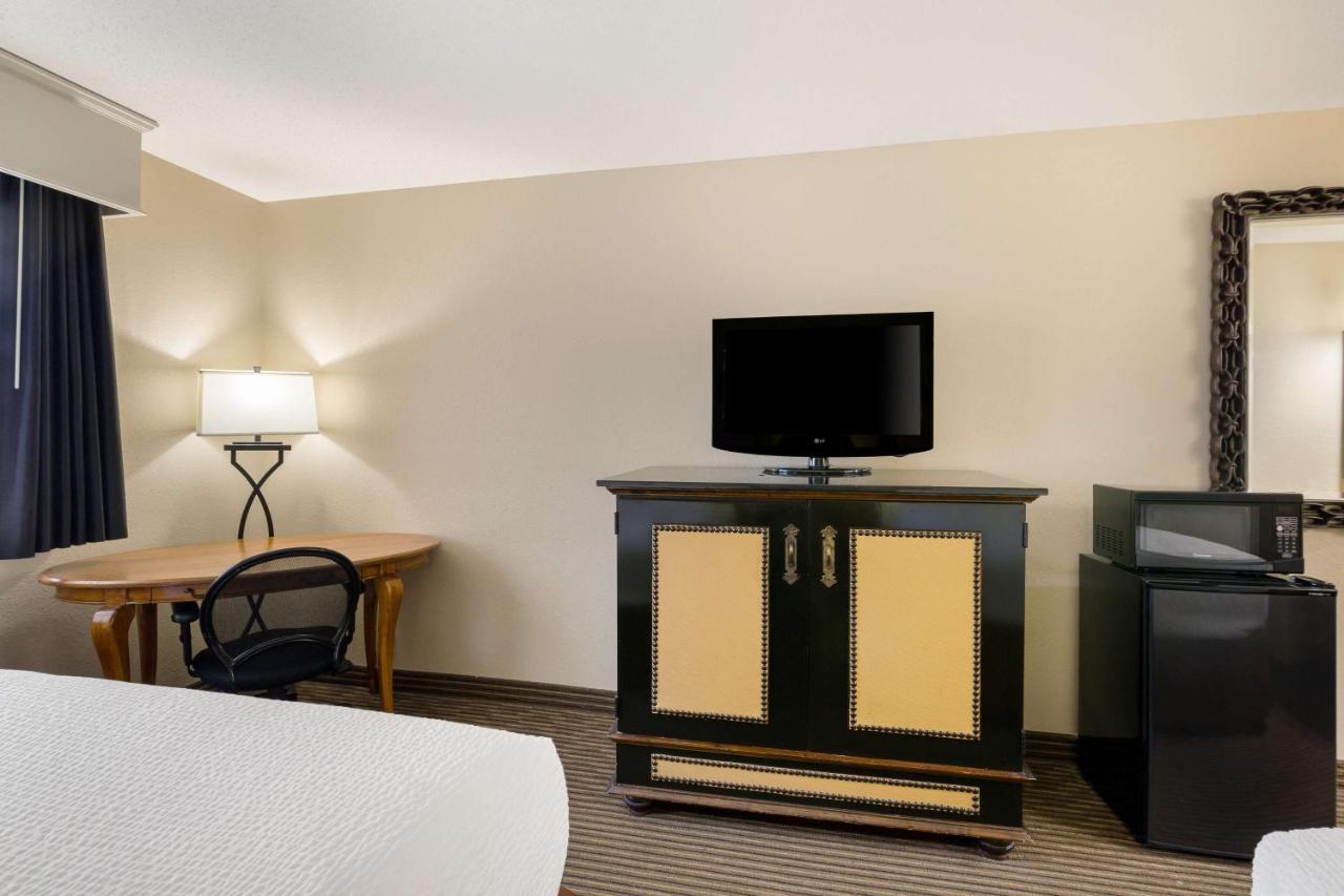 Revel Hotel Minot, Surestay Collection By Best Western エクステリア 写真