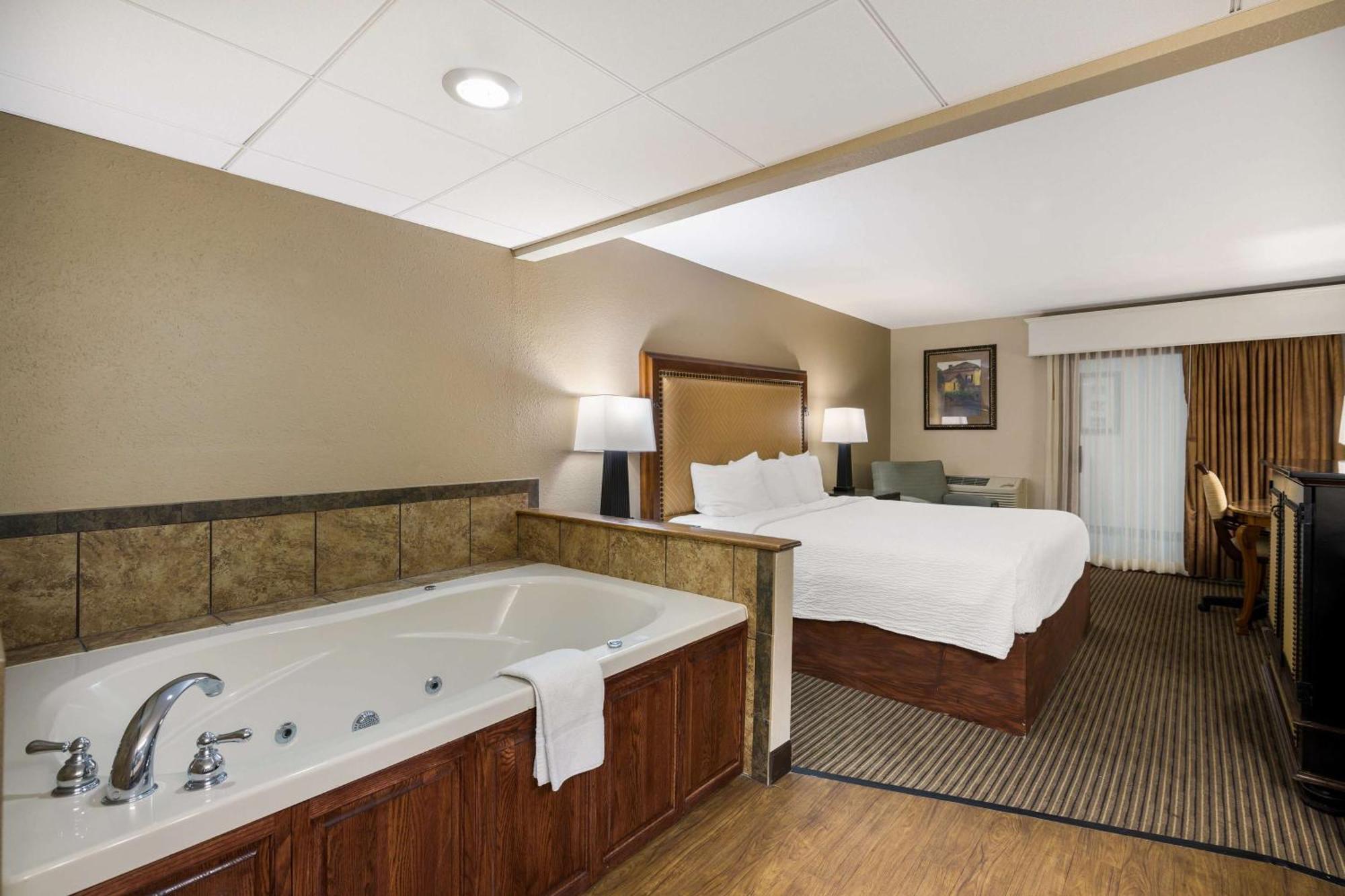 Revel Hotel Minot - Surestay Collection By Best Western エクステリア 写真
