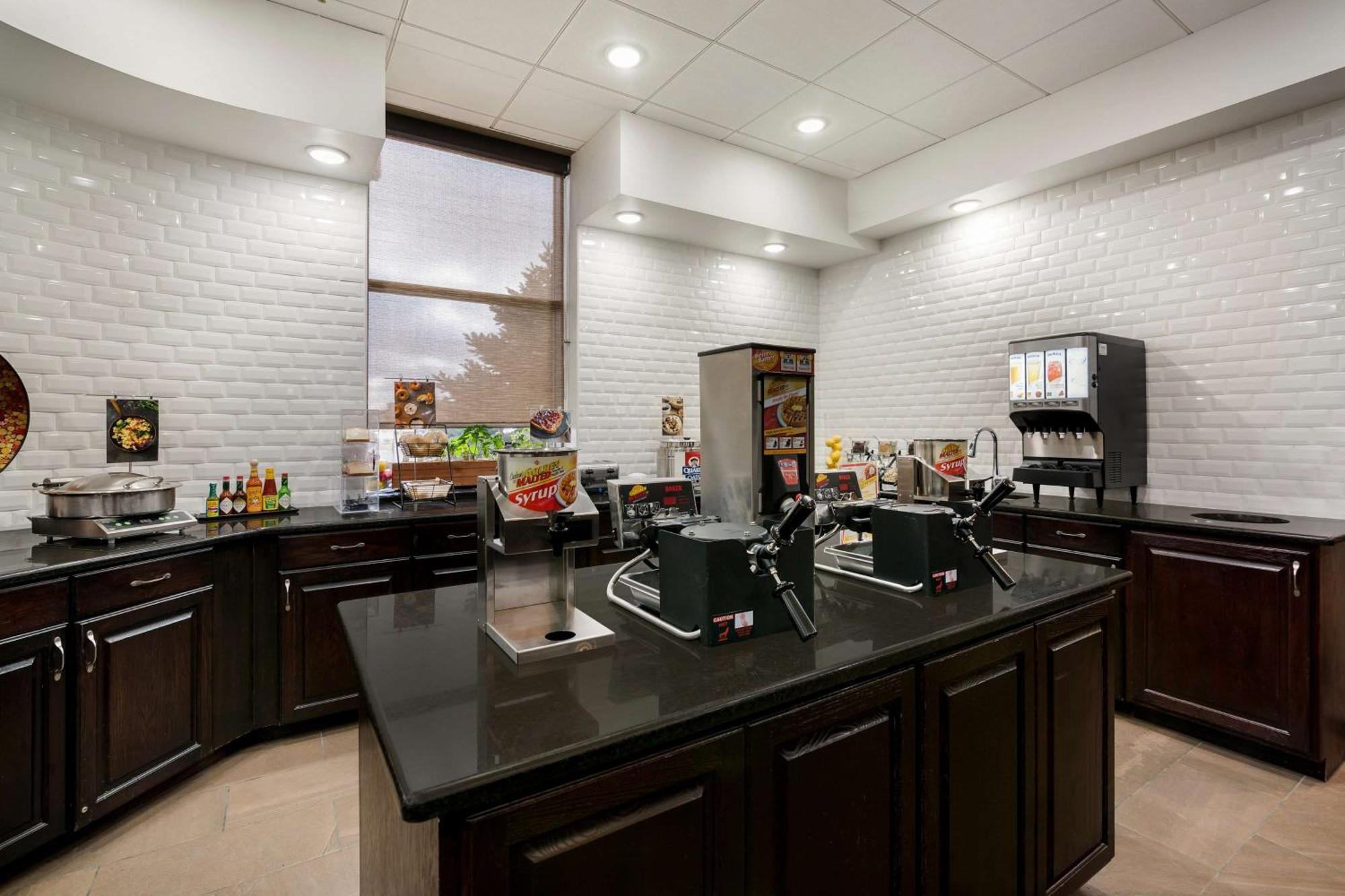 Revel Hotel Minot - Surestay Collection By Best Western エクステリア 写真